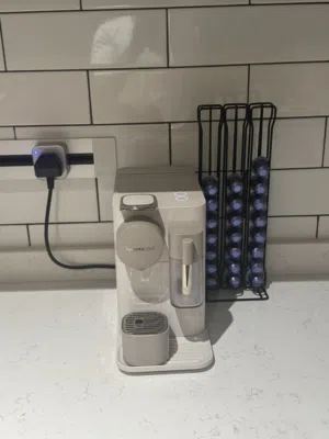 للبيع ماكينة قهوة Nespresso مع حامل كبسولات