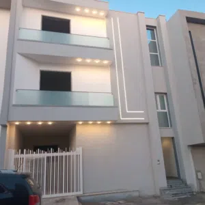 شقق للبيع المكان السراح