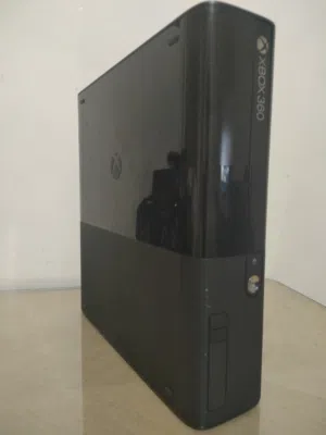 xbox360 E للبيع من غير دراعات و معاه ادابتر الكينكت و الباور و الhdmiو سماعات اكس بوكس الاصليه