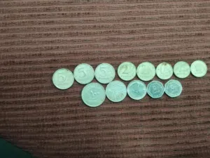 للبيع عملات معدنية من دول مختلفة
