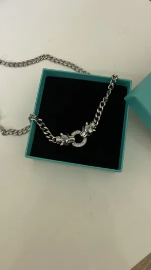 قلادة فريدة بتصميم النمر، تجمع بين الجرأة والفخامة في قطعة واحدة.