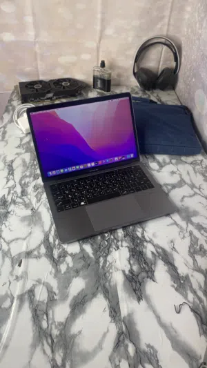 MacBook Pro /core i5/256 ssd/8 ram/13 inch