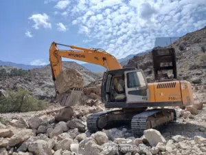 نعمل على تكسير الجبال و شق الطرق وحفر المنازل
