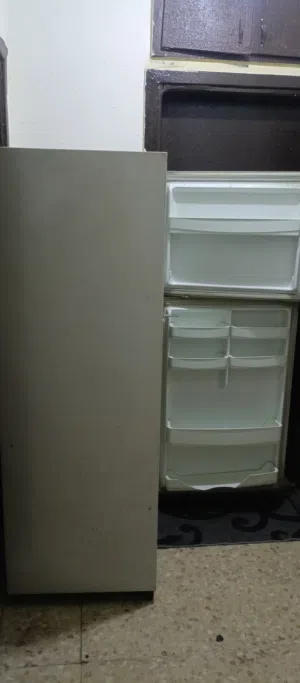 ثلاجه شغاله ما فيها شي