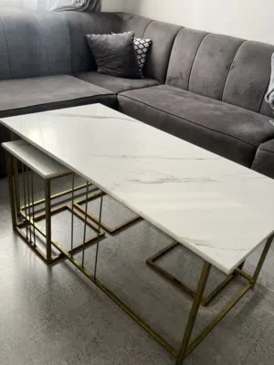 طاولة بالنص مع اربع طاولات صغار
