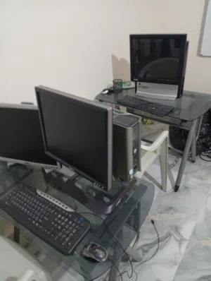 مقاعد مدرسية وأجهزة حاسوب