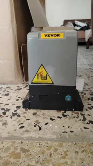 هذا هو محرك فتح البوابات المنزلقة من VEVOR، المصمم لتشغيل البوابات التي يصل وزنها إلى 600 كجم. [1, 2