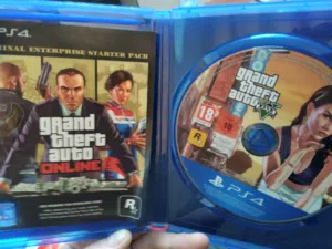 للبيع سيديات بلاي ستيشن 4 بحالة جيدة و سبدي gta 5 جديد لم يستعمل ابدا