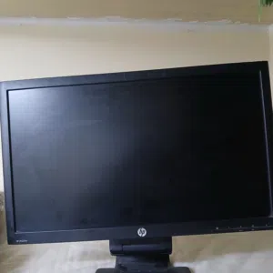23 HP monitors for sale  in Abu Dhabi
