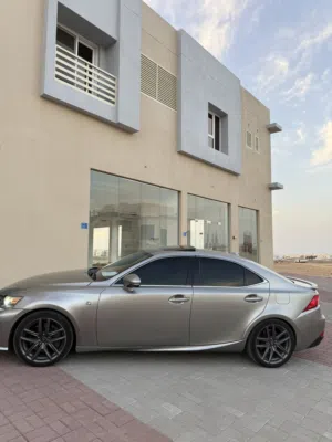 للبيع صفقة قوية عرض لكزس is200t 2016 بسعر 5300