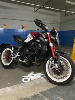 للبيع MV Agusta Dragster RR 2015 بحالة ممتازة
