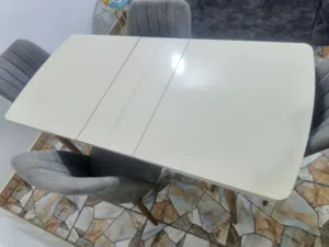 السلام عليكم ميز طعام كبير يطبك يكبره ويزغر بي اربع كراسي فقط بيع مستعجل