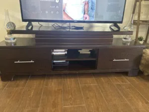 طاولة شاشة تلفزيون