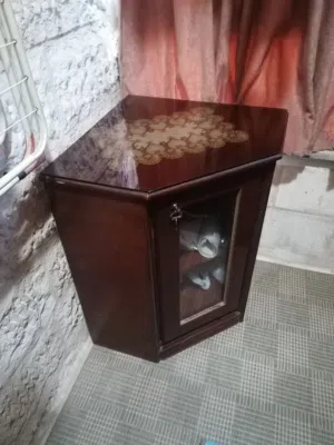 خزانة زاوية بحالة ممتازة خشب نظيف