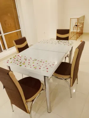 طاولة طعام نظيفة جداً مع اربعه كراسي مريحه تنفتح وتصير اكبر 20دينار