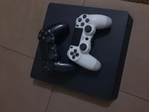 PS4 Slim 500GB مستورد من النرويج بحالة  ممتازة + ذراعين أصليتان