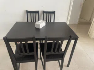 للبيع طاوله طعام مع 4 كراسي من ايكيا