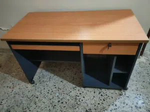 طاولات مستعملة للبيع
