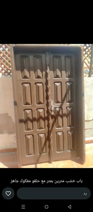 باب خشب مع حلقو