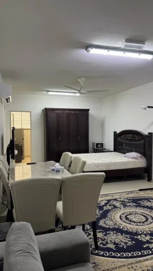 غرفة مفروشة بالكامل في سندان