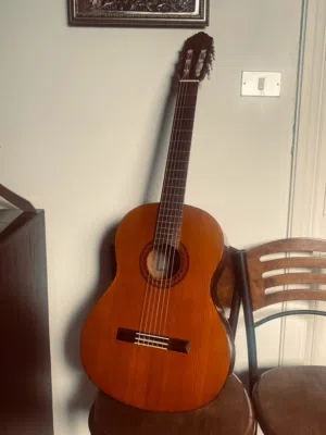 Guitar classic yamaha c40 جيتار ياماها   اصلي مع شنته و ريشه