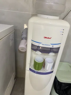 براد ماء شغال نظيف