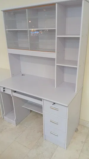 مكتب باللون الابيض