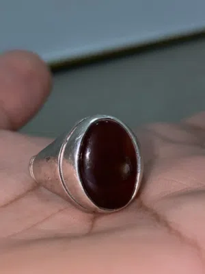 خاتم عقيق يماني (ناري) فضة عيار 925 ختم (الماسّ) فيه شكل الهرم صياغته جميلة جداً
