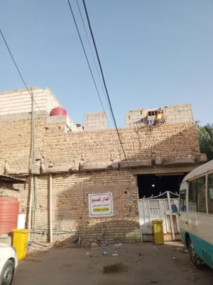 بيت للبيع   وبي مجال بالقبلة يبعد ع الشارع 150 متر بي حديقه لأكن البيت هائل للسقوط .