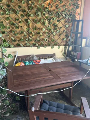 للبيع طاوله منزلية خشبية مع 2 كراسي كبار و2 صغار