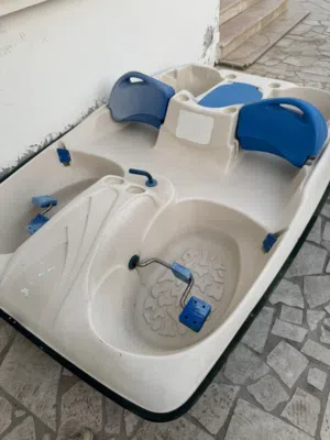 قارب نزهة للبيع يتسع لربع أشخاص