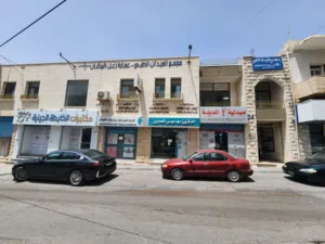 في مدينة الكرك طابق كامل حديث للايجار مكون من 9 مكاتب وساحة مشتركة سماوية و مصعد حديث ..
