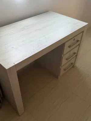 للبيع طاوله تلفزيون وطاوله دراسه ومكينه قهوه ديلونجي