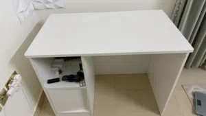 طاولة خشب نظيفه