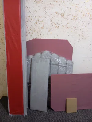 تخت خشب نضيف بورقته غير مستعمل مع فرشة ضغط 12 تم