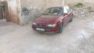 سيارة أوبل فيكترا 1992 بحالة جيدة مع مواصفات خاصة ومرخصة