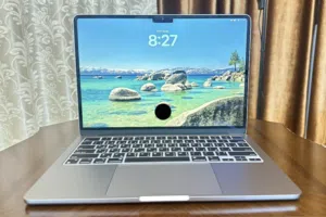 MacBook Air M2 (2022) للبيع – نظيف جدًا واستخدام خفيف