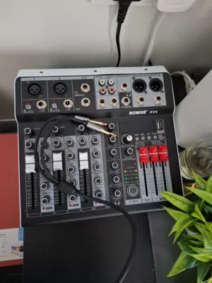 ميكسر صوتي احترافي 4 قنوات، يدعم البلوتوث وUSB للتسجيل، مزود بمؤثرات DSP ومعادل صوت ثلاثي