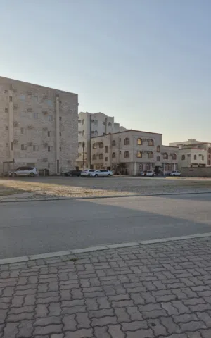 ارض سكنية كبيرة بصلالة بمثابة تجارية