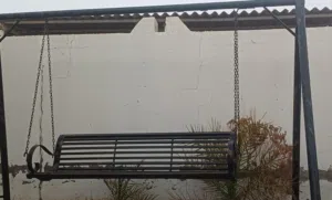 ارجوحة في البريمي تتحمل اربع اشخاص ووزن عالي ضد الصدا والامطار والشمس حجم كبير حديد قوي