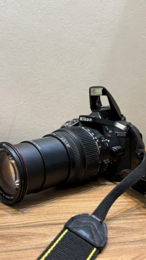 Nikon D5300 + Sigma 18- 200mm بحالة ممتازة للبيع