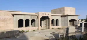 فيلا قيد الانشاء في الفحيص  بالقرب من مدارس المشرق الوطني