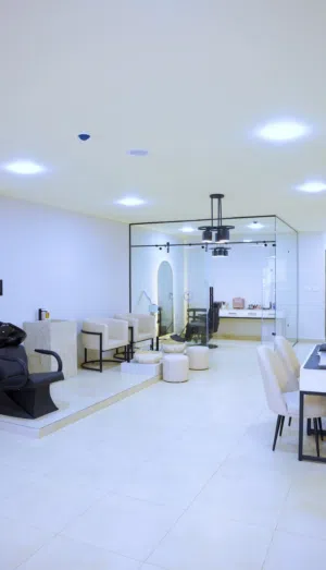 صالون سيدات جديد ومجهز بالكامل