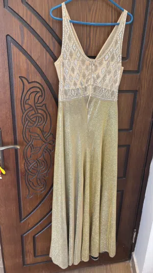 تلات فساتين بحاله ممتازه سعر البيع 70 لتلات قطع وفساتين ماركات اجنبيه