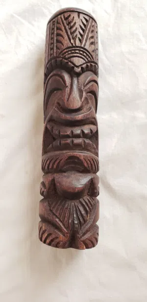 تحفه قديمه منحوته من الخشب