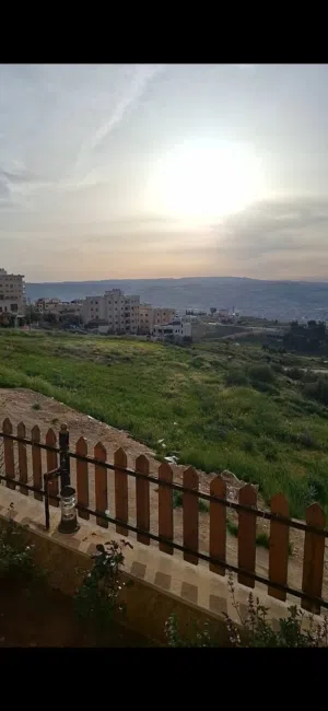 شقة باطلالة جميلة على شارع الاردن منطقة ابو نصير