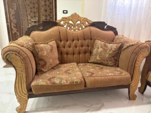 طقم كنب سبع مقاعد مع طقم طرابيزات