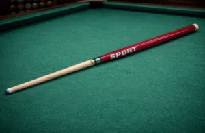 استيكة “جمب” (Jump Cue)** تُستخدم للقفز بالكرة البيضاء لتجاوز العوائق في المساحات الضيقة.