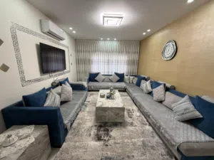 صالون جلوس فاخر حرف L كبير مع ثلاثية إضافية مع طاولات الجانبية والوسطية