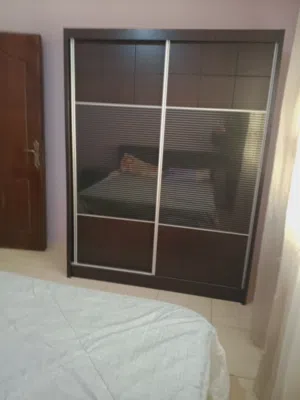 غرفة نوم شبابيه لون بني غامق خشب ممتاز +فرشه طبيه مزوج